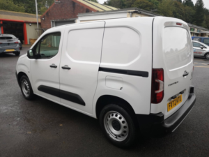 2023 Peugeot Partner 1.5 Partner Standard 1000 Professional Premium+ Bhdi 100 S&s Manual in White — image 3