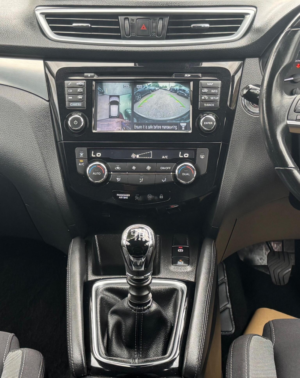 2017 Nissan Qashqai 1.2 Dig-T N-Connecta Euro 6 (s/s) 5dr in Red — image 3