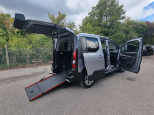 2021 Peugeot Rifter 1.2 Puretech Allure Premium in Grey — image 5