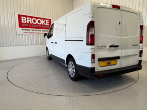 2019 Renault Trafic 1.6 Dci 27 Business+ Swb Standard Roof Euro 6 5dr in White — image 3