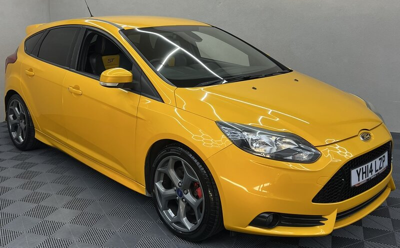 2014 Ford Focus St 2 2.0 Focus St-2 T 5dr in Yellow — image 1