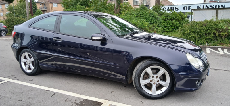 2005 Mercedes-Benz C Class 2.1 C200 Cdi Se in Blue — image 1