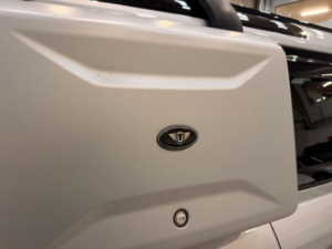 2020 Land Rover Defender 2.0 Defender Hse D Auto 4WD 5dr in Silver — image 3