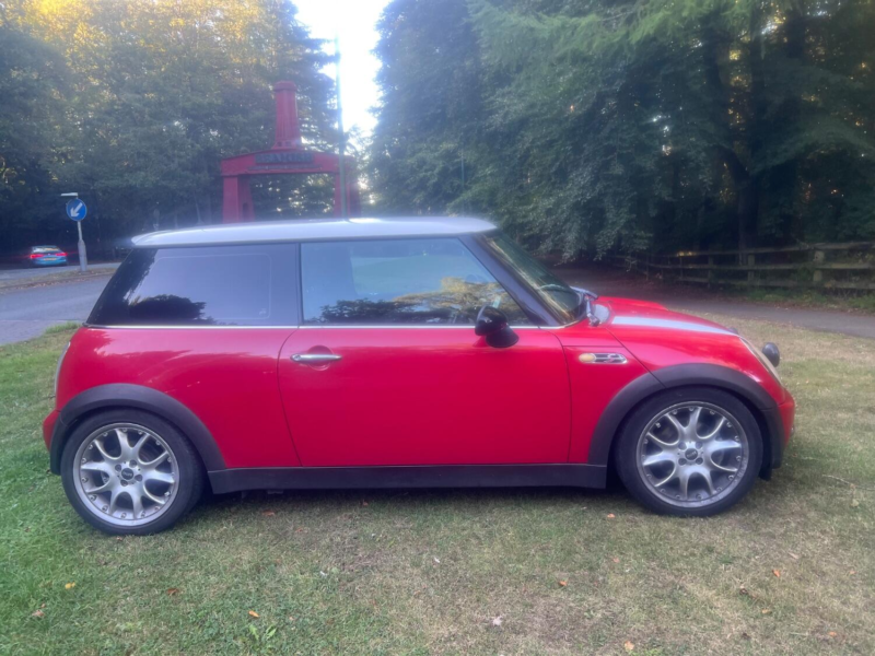2004 MINI Hatch 1.6 Cooper Hatch in Red — image 1