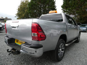 2017 Toyota Hilux 2.4 D-4d Invincible Pickup Double Cab 4dr Diesel Auto 4WD Euro 6 (tss, 3.5t) (150 Ps) in Silver — image 3