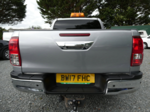 2017 Toyota Hilux 2.4 D-4d Invincible Pickup Double Cab 4dr Diesel Auto 4WD Euro 6 (tss, 3.5t) (150 Ps) in Silver — image 4