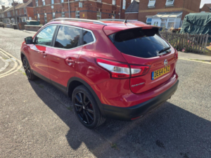 2014 Nissan Qashqai 1.2 Dig-T Tekna 2WD Euro 5 (s/s) 5dr in Red — image 4