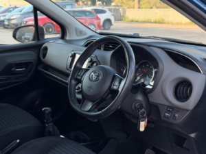 2016 Toyota Yaris 1.33 Dual Vvt-I Design Euro 6 5dr in Blue — image 2