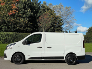 2016 Renault Trafic 1.6 Dci 27 Business+ Swb Standard Roof Euro 5 5dr in White — image 4