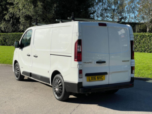 2016 Renault Trafic 1.6 Dci 27 Business+ Swb Standard Roof Euro 5 5dr in White — image 5