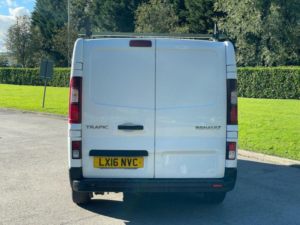 2016 Renault Trafic 1.6 Dci 27 Business+ Swb Standard Roof Euro 5 5dr in White — image 6