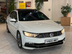 2016 Volkswagen Passat 2.0 Tdi Bluemotion Tech R-Line in White — image 2