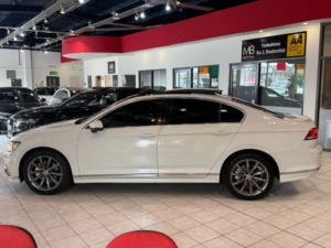 2016 Volkswagen Passat 2.0 Tdi Bluemotion Tech R-Line in White — image 6
