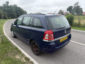 2014 Vauxhall Zafira 1.8 16v Exclusiv in Blue — image 3