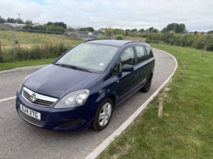 2014 Vauxhall Zafira 1.8 16v Exclusiv in Blue — image 5