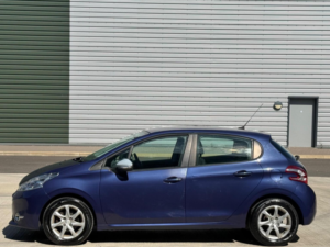 2015 Peugeot 208 1.4 Hdi Active Euro 5 5dr in Blue — image 5