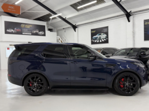 2019 Land Rover Discovery 3.0 Sd V6 Hse in Blue — image 4