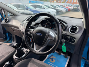2015 Ford Fiesta 1.25 Zetec Euro 6 5dr in Blue — image 3