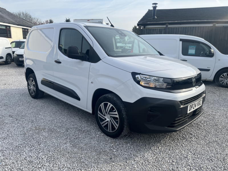 2024 Vauxhall Combo 1.5 Turbo D 2300 Prime in White — image 1