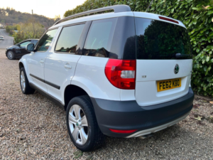 2012 Skoda Yeti 2.0 Tdi Se in White — image 2