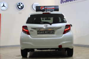 2016 Toyota Yaris 1.33 Dual Vvt-I Design Hatchback 5dr Petrol Multidrive S Euro 6 (99 Ps) in White — image 4