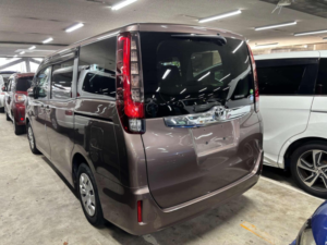 2015 Toyota Noah 2.0 X 5dr 8 Seats in Brown — image 3