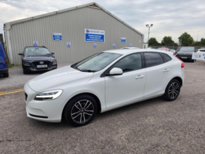 2018 Volvo V40 2.0 T2 Gpf Momentum Nav Plus Euro 6 (s/s) 5dr in White — image 3