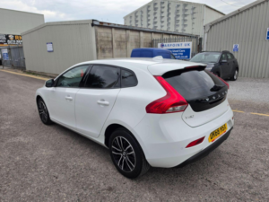 2018 Volvo V40 2.0 T2 Gpf Momentum Nav Plus Euro 6 (s/s) 5dr in White — image 4