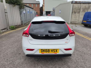 2018 Volvo V40 2.0 T2 Gpf Momentum Nav Plus Euro 6 (s/s) 5dr in White — image 5