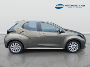 2020 Toyota Yaris Icon Fhev in Bronze — image 4