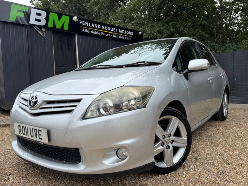 2011 Toyota Auris 1.6 V-Matic Sr Euro 5 5dr in Silver — image 1