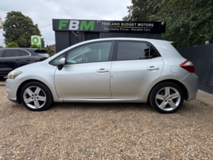2011 Toyota Auris 1.6 V-Matic Sr Euro 5 5dr in Silver — image 2