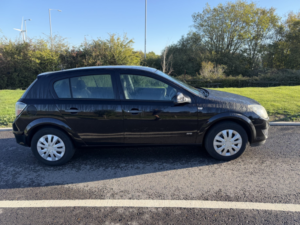 2009 Vauxhall Astra 1.4 I 16v Life in Black — image 2