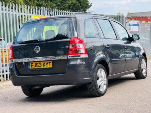 2013 Vauxhall Zafira 1.6 16v Exclusiv Euro 5 5dr in Grey — image 4