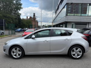 2015 Vauxhall Astra 1.6i Sri Euro 6 5dr in Silver — image 6