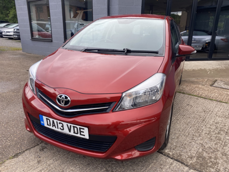 2013 Toyota Yaris 1.3 Dual Vvt-I Tr in Red — image 1