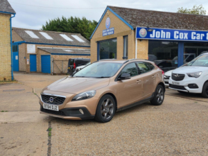 2014 Volvo V40 Cross Country 1.6 D2 Lux Powershift Euro 5 (s/s) 5dr in Bronze — image 2