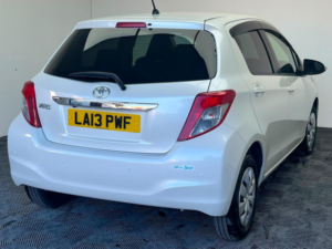 2013 Toyota Yaris 1.33 Dual Vvt-I Tr Multidrive S Euro 5 5dr in White — image 3