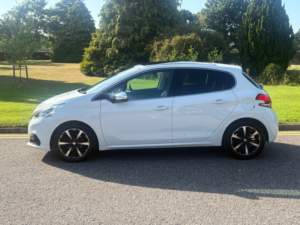 2018 Peugeot 208 1.2 Puretech Allure Premium Hatchback 5dr Petrol Manual Euro 6 (s/s) (82 Ps) in White — image 2