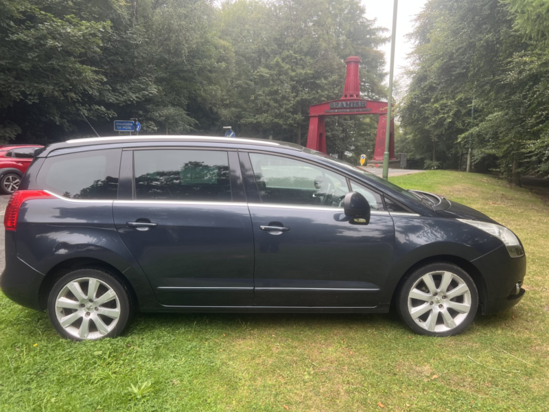 2013 Peugeot 5008 1.6 E-Hdi Allure in Blue — image 1