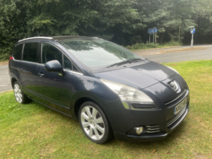 2013 Peugeot 5008 1.6 E-Hdi Allure in Blue — image 2