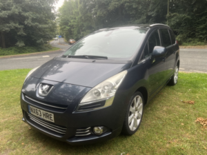 2013 Peugeot 5008 1.6 E-Hdi Allure in Blue — image 4
