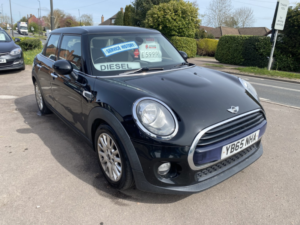 2015 MINI Hatch 1.5 5-Door Hatch Cooper D 5 Door * £20 Road Tax * Half Leather * Alloys * in Black — image 2