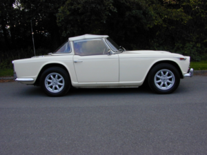 1965 Triumph Tr4 Ref 8660 - Triumph Tr4a Irs Surrey Top - Fast Road Spec -(rhd - Uk Car) in White — image 2