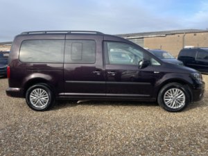 2017 Volkswagen Caddy Maxi Life 2.0 Tdi Bluemotion Tech in Purple — image 2