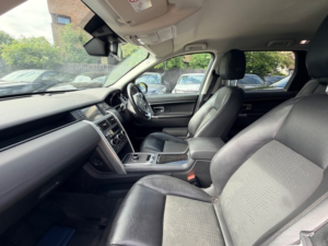 2017 Land Rover Discovery Sport Td4 Se in Black — image 4
