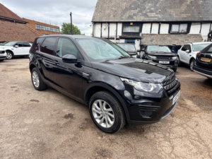 2017 Land Rover Discovery Sport Td4 Se in Black — image 5