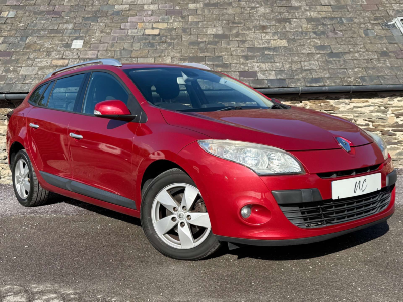 2010 Renault Megane Megane Dynamique Tomtom Tce 130 5dr in Red — image 1