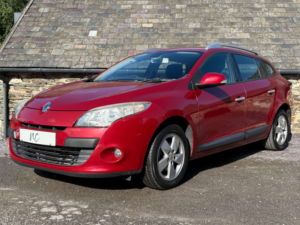 2010 Renault Megane Megane Dynamique Tomtom Tce 130 5dr in Red — image 2