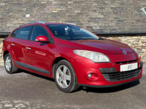 2010 Renault Megane Megane Dynamique Tomtom Tce 130 5dr in Red — image 3